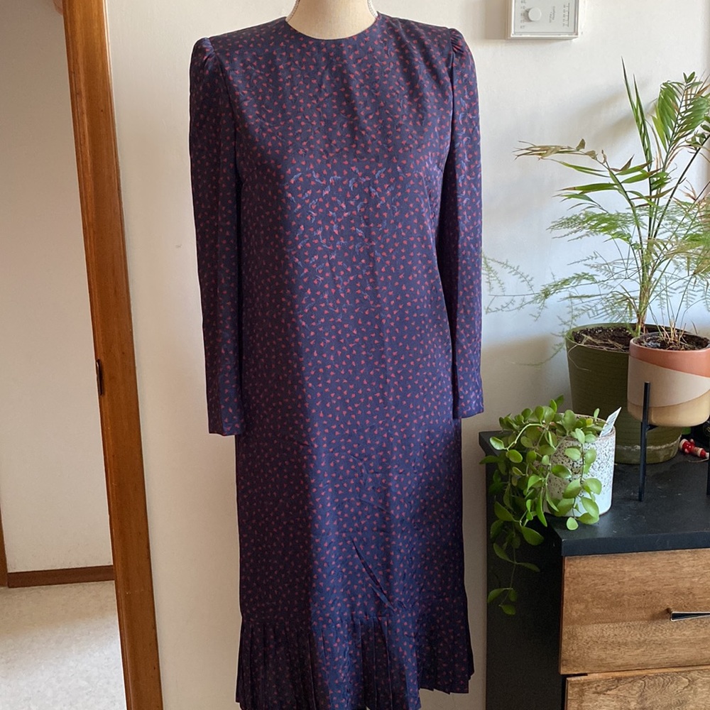 shift dress vintage with pleated details at the bottom